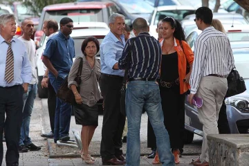 François Caillé au milieu du personnel  du groupe Caillé