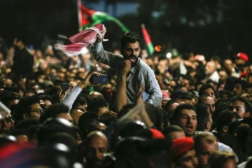 Des manifestants jordaniens protestant contre un projet de loi fiscal devant les bureaux du Premier ministre le 2 juin 2018