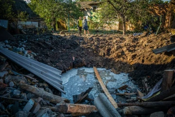 Un cratère causé par la chute d'un missile, à Kharkiv, deuxième ville d'Ukraine, le 6 septembre 2022