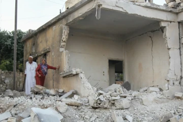 Des Syriens inspectent les dégâts après des raids du régime sur la ville de  Mouhambal, dans le nord de la province d'Idleb dans le nord-ouest de la Syrie, le 6 juillet 2019