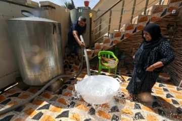 Distribution d'eau à Erbil, la capitale du Kurdistan autonome dans le nord de l'Irak, qui souffre de pénuries d'eau courante, le 25 juillet 2024