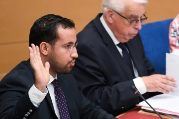 Alexandre Benalla, ex-collaborateur du président Emmanuel Macron, prêtant serment au début de son audition, le 19 septembre 2018, par le Sénat à Paris.