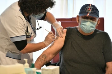 Vaccination contre le Covid-19 dans un Ehpad à Bobigny, en banlieue parisienne, le 30 décembre 2020