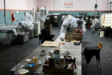 Un employé de l'usine Tintas Opalo à Sarandi, dans la province de Buenos Aires, en Argentine, le 17 avril 2024