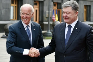 Poignée de mains entre le vice-président américain Joe Biden (g) et le président ukrainien Petro Porochenko, le 7 décembre 2015 à Kiev