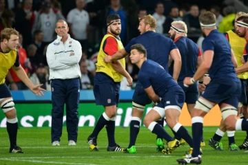 L'entraîneurt de l'Angleterre Stuart Lancaster (blanc) avec ses joueurs lors de l'échauffement avant le match du Mondial contre les Gallois, le 26 septembre 2015 à Twickenham 