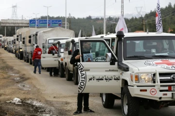 Un convoi d'aide humanitaire en attente dans les environs de la ville assiégée de Madaya, le 11 janvier 2016 en Syrie