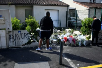 Des personnes se recueillent le 5 juillet 2018 à Nantes sur le lieu du contrôle de police où un jeune de 22 ans a été tué par un tir de police mardi soir