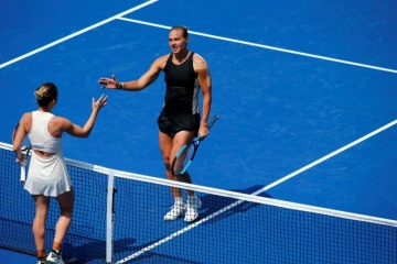 La N.1 mondiale Simona Halep (de dos) salue la victoire de son adversaire, l'Estonienne Kaia Kanepi au premier tour de l'US Open, le 27 août 2018 à Flushing Meadows