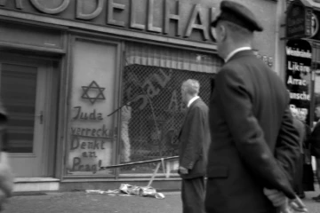 Des inscriptions  antisémites sur la devanture d'un commerce juif en juin 1938 à Berlin lors de la campagne initiée par les Nazis