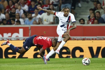 L'attaquant du PSG Bradley Barcola (D) prend le meilleur sur le défenseur de Lille Bafode Diakite lors de la rencontre entre les deux équipes pour la 3e journée de Ligue 1, à Lille, le 1er septembre 2024