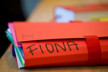 Un dossier portant le prénom de la petite "Fiona", à la Cour d'assises du Puy-de-Dôme, à Riom, le 17 novembre 2016