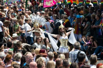Des participants à la Gay Pride, le 3 juillet 2016 à Cologne