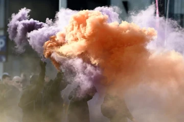 Des manifestants brandissent des fumigènes pour protester contre la venue de Marine Le Pen à Nantes, le 25 février 2017