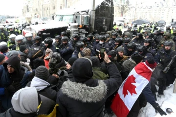 Un cordon de policier encercle des manifestants à Ottawa, au Canada le 19 février 2022