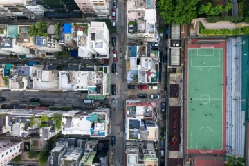 Vue aérienne d'un terrain de footaball et d'immeubles résidentiels à Hong Kong, le 30 octobre 2018