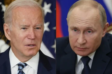 Montage réalisé le 6 décembre 2021 des présidents américain Joe Biden (G/le 18 novembre 2021 à la Maison Blanche à Washington) et russe Vladimir Poutine (D/le 4 décembre 2021 à Moscou)  