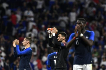 Les Bleus saluent leurs supporters à l'issue de l'amical France-Etats-Unis, à Decines-Charpieu, le 9 juin 2018
