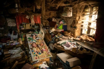 Des collages réalisés par Jean-Marie Massou et retrouvés dans sa cabine dans les bois à Marminiac (sud-ouest), le 30 juillet 2020