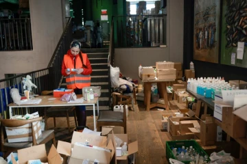 Une bénévole organise la distribution d'aide à des milliers de civils, à Odessa, en Ukraine, le 13 mars 2022