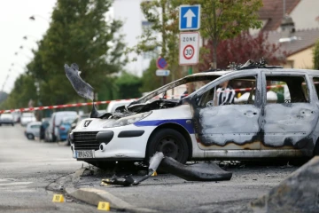 Un véhicule de police incendié à Viry-Châtillon dans l'Essonne après l'attaque de la voiture de patrouille le 8 octobre 2016 