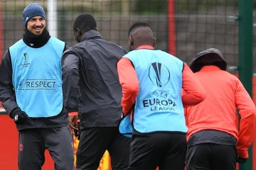 L'attaquant de Manchester United Zlatan Ibrahimovic (g) lors d'une séance d'entraînement à Carrington, le 12 avril 2017