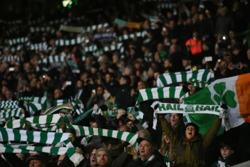 Les écharpes brandies par les supporters du Celtic à Glasgow le 23 décembre 2016