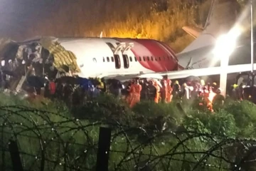 La carcasse de l'avion qui s'est crashé à l'atterrissage à Kozhikode, en Inde, le 7 août 2020