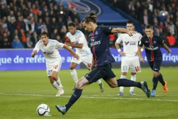 L'attaquant du PSG Zlatan Ibrahimovic transforme un penalty face à l'OM, le 4 octobre 2015 au Parc des Princes