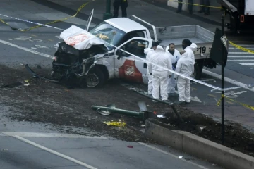 Des policiers examinent la camionette de l'attentat qui a fait 8 morts à New York mardi