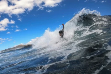 Neels Havenga pratique le bodysurf, le 24 février 2021 à Noordhoek près du Cap en Afrique du Sud