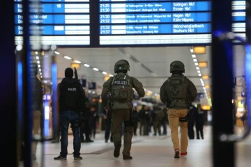 Commandos de policers dans la gare de Düsseldorf dans l'ouest de l'Allemagne, après une attaque à la hache le 9 mars 2017