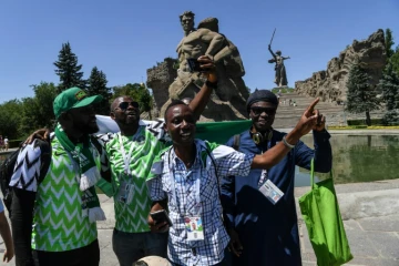 Des supporters du Nigeria visitant un Mémorial de la IIè guerre mondiale à  Volgograd, le 22 juin 2018, avant la rencontre face à l'Islande 