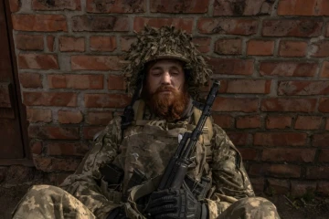Un soldat ukrainien s'apprête à monter sur le front, près d'Avdiivka, dans la région de Donetsk, le 3 avril 2024