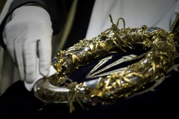 Un prêtre essuie la couronne d'épines dans la cathédrale Notre-Dame de Paris, le 14 avril 2017