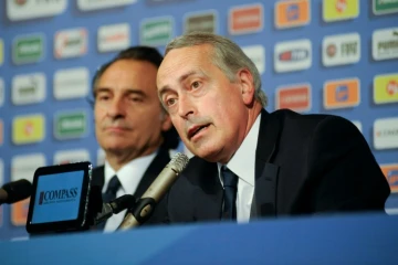 Giancarlo Abete (d), alors président de la Fédération italienne de football, en conférence de presse, le 2 juillet 2012 à Cracovie  