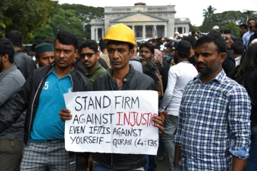 Des manifestants se rassemblent malgré une interdiction pour protester contre la nouvelle loi sur la citoyenneté en Inde qu'ils jugent discriminatoire envers les musulmans, à Bangalore le 19 décembre 2019
