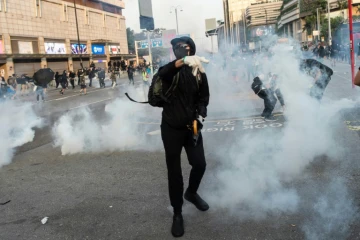 Des manifestants pro-démocratie face à la police lors d'un rassemblement à Hong Kong, le 1er décembre 2019