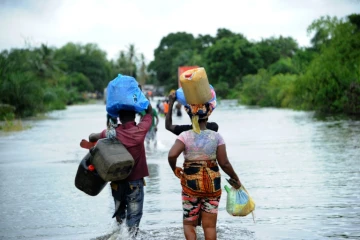 Des habitants de West Point quittent le bidonville face à la montée des eaux, à Monrovia, le 1er juillet 2016