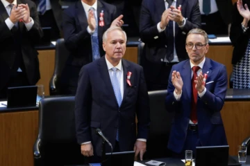 Le président du Parti de la liberté d'Autriche (FPOe), Herbert Kickl (d), et d'autres députés applaudissent après l'élection de Walter Rosenkranz (g), député du Parti de la liberté d'Autriche (FPOe), en tant que nouveau président du Parlement, le 24 octobre 2024 à Vienne