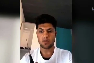 Capture d'écran d'une vidéo diffusée le 19 juillet 2016 par l'agence Amaq liée au groupe EI montrant Mohammed Riyadh, un couteau à la main, se présentant comme un "soldat du califat" et annonçant qu'il va commettre une "opération" en Allemagne