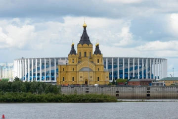 Le stade de Nijni Novgorod près de la cathédrale Saint-Alexandre-Nevski