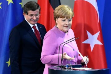 Le Premier ministre turc, Ahmet Davutoglu , et la chancelière allemande Angela Merkel à Berlin, le 22 janvier 2016