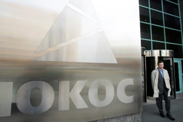 Un homme devant la compagnie pétrolière russe Ioukos à Moscou, le 4 avril 2007