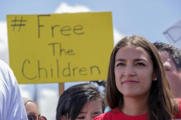 La démocrate Alexandria Ocasio-Cortez a visité avec un groupe d'élus au Congrès américain deux centres de détention pour migrants clandestins de la police aux frontières à El Paso et Clint, au Texas, le 1er juillet 2019
