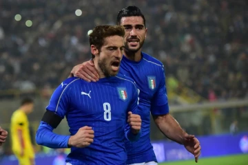 L'attaquant de l'équipe d'Italie Graziano Pellè (d) congratule Claudio Marchisio (g) auteur d'un penalty  face à La Roumanie en amical, le 17 novembre 2015 à Bologne 