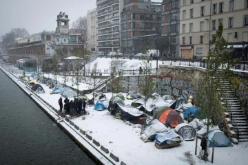 Des réfugiés afghans dans un camp improvisé à Paris le 9 février 2018