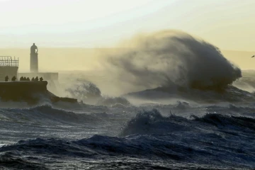 Des vagues dans le port de Porthcawl au Pays de Galles, à l'arrivée de la tempête Eunice le 18 février 2022