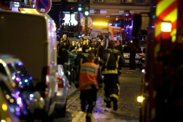 La police et les secours à proximité du Bataclan lors des attentats du 13 novembre 2015 à Paris