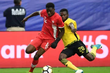 Le jeune prodige canadien Alphonso Davies (g) contre la Jamaïque en quart de finale de la Gold Cup (zone CONCACAF), le 20 juillet 2017 à Glendale en Arizona 